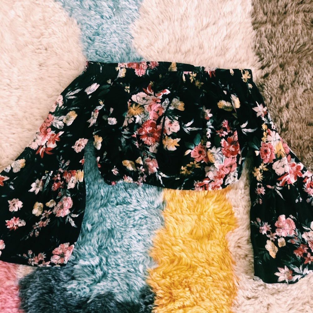 Bell sleeve flower top XS